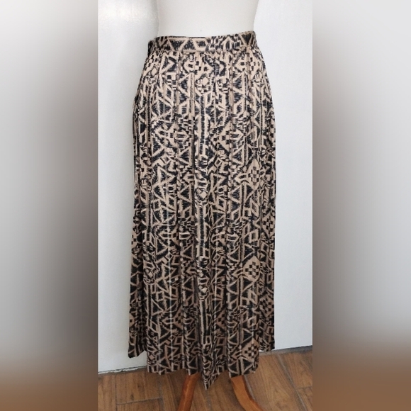 OYSTER AND BLACK GEOMETRIC SKIRT - Picture 5 of 8